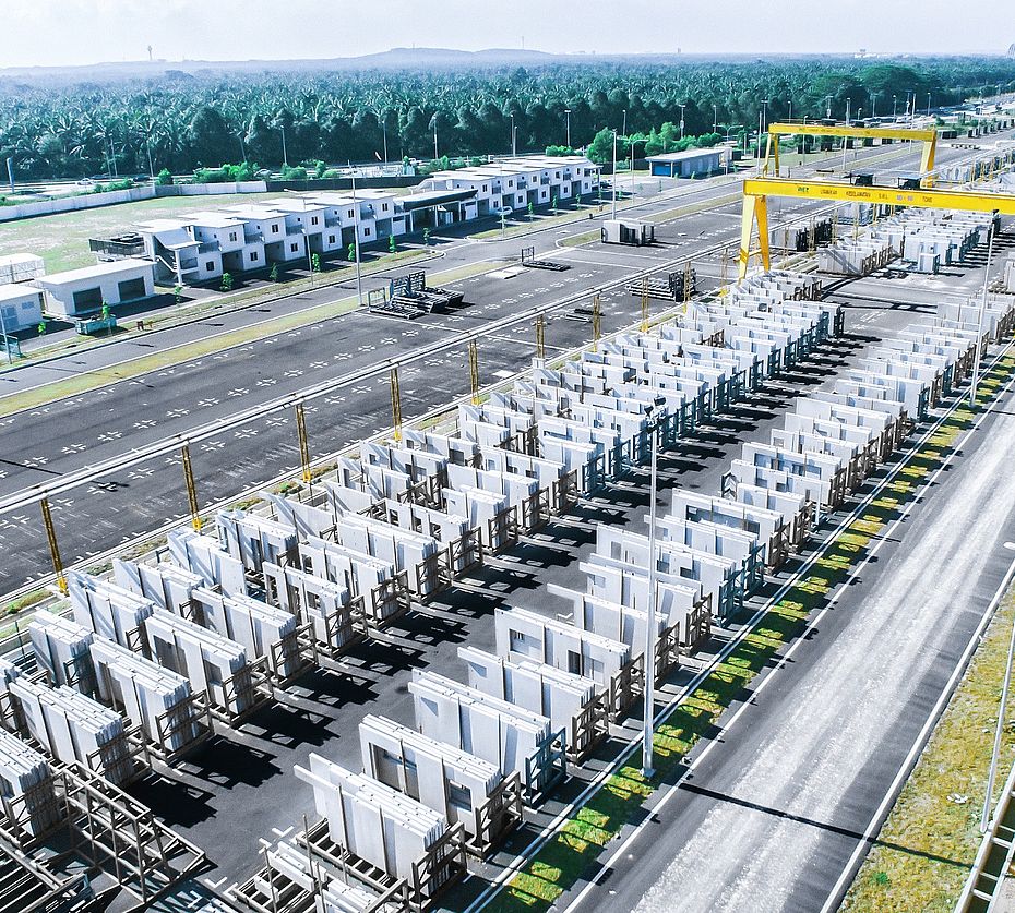 Luchtfoto betonnen prefab opslagplaats met wandelementen en portaalkranen op tropische locatie