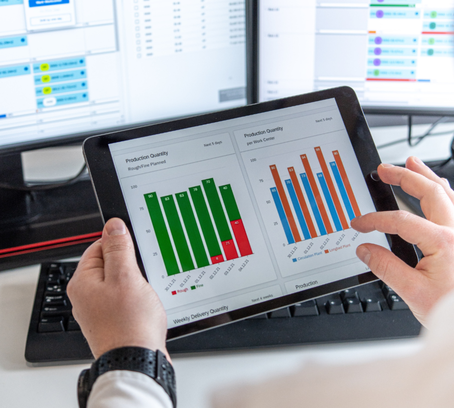 Digitales Produktionsplanungs-Dashboard für Betonfertigteilwerk auf Tablet mit Umlauf- und Spannbettdaten