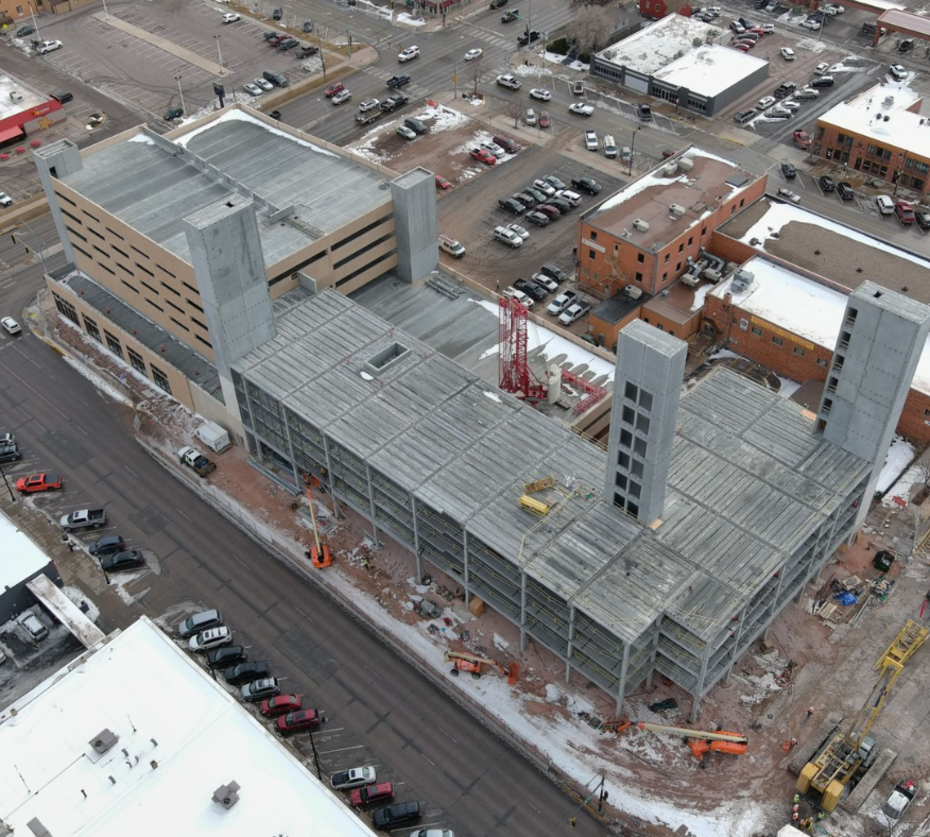 Vista aerea cantiere parcheggio multipiano in elementi prefabbricati calcestruzzo in inverno