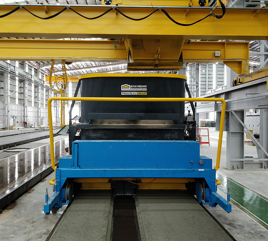 The possibility to produce 2 slabs at the same time with different widths (0,8 m and 1,20 m) stresses the flexibility of the Slipformer S-Liner.